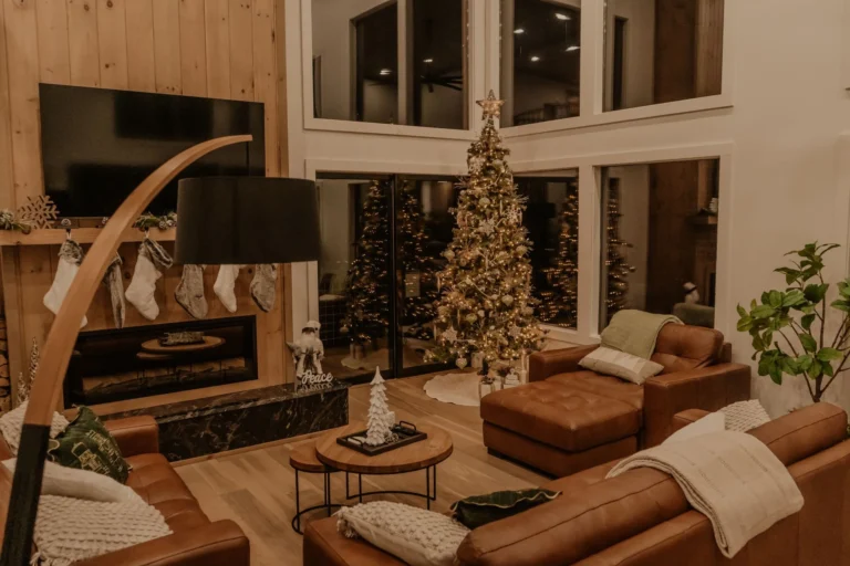 vintage christmas decor ideas 2026 — cozy living room with old-style ornaments and warm lights