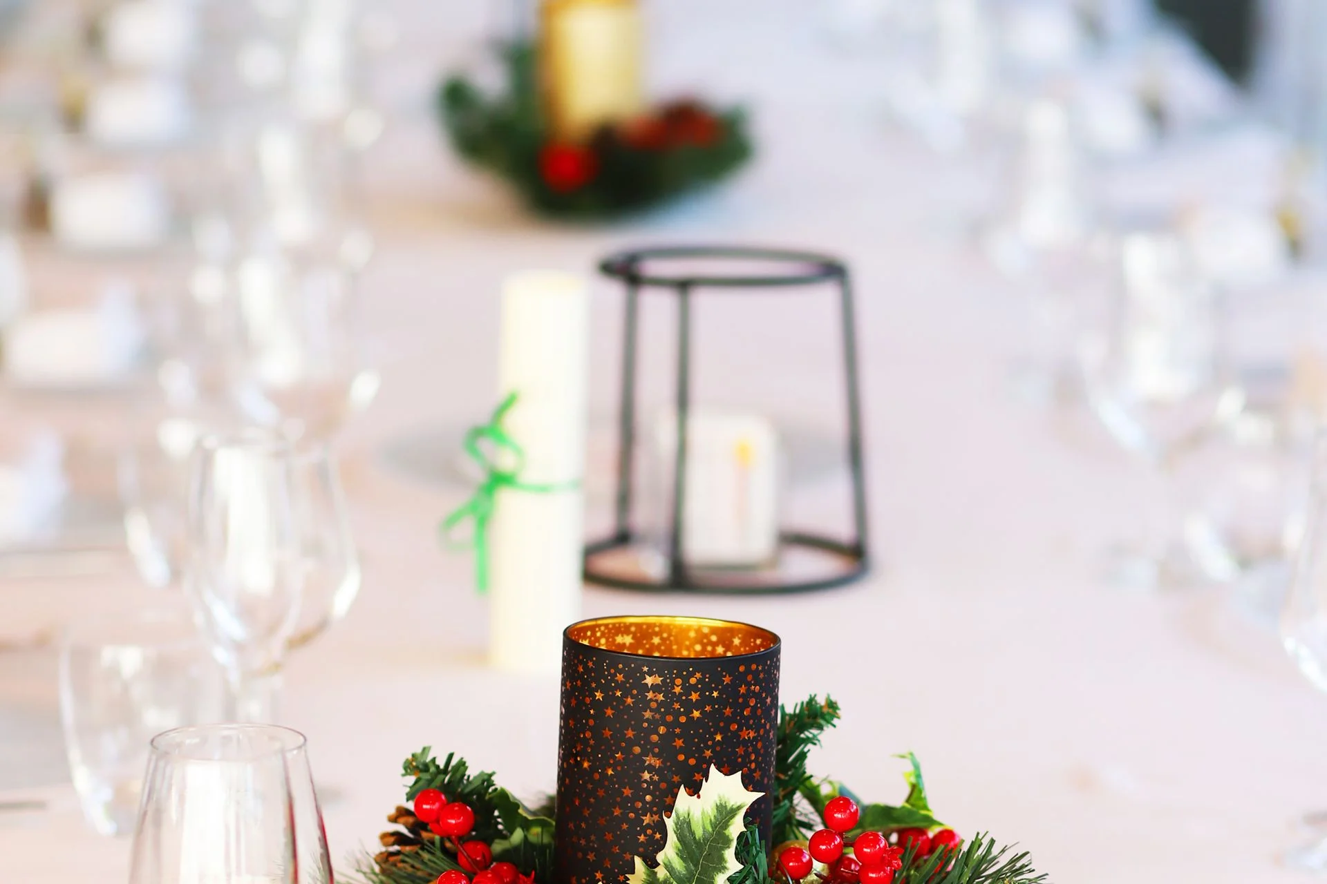 vintage christmas decor ideas 2026 — vintage table setting with candles and old ornaments