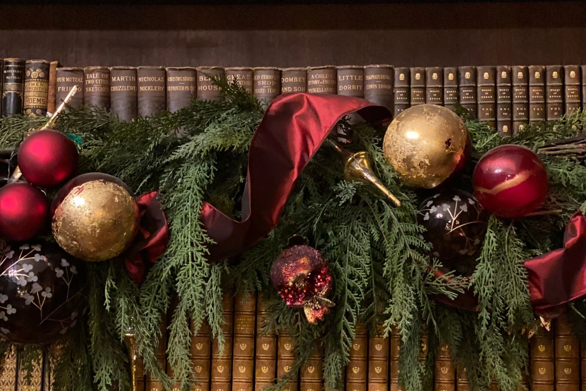 vintage christmas decor ideas 2026 — handmade felt-ball garland in muted vintage colours