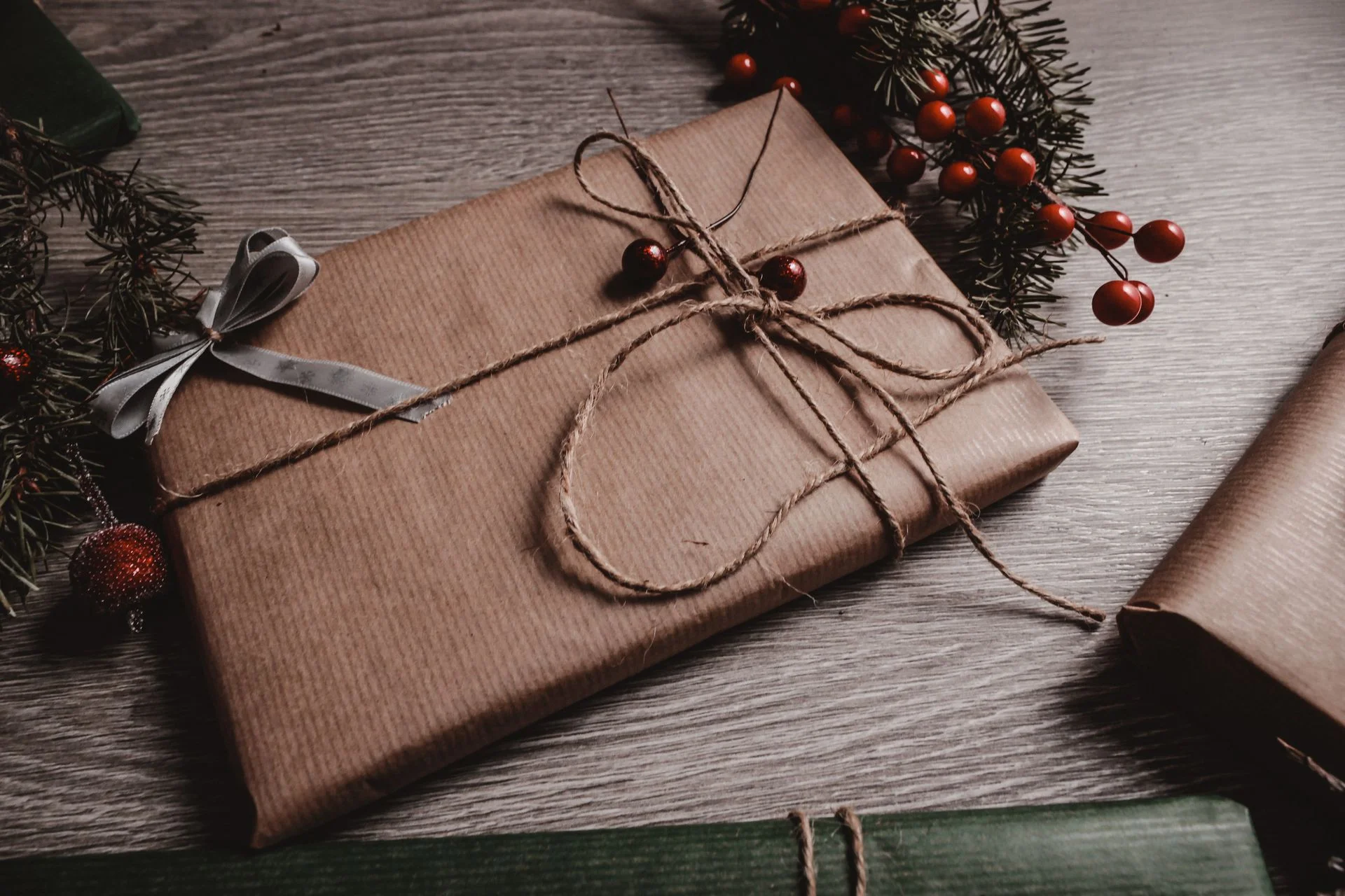 vintage christmas decor ideas 2026 — gifts wrapped in brown kraft paper with twine
